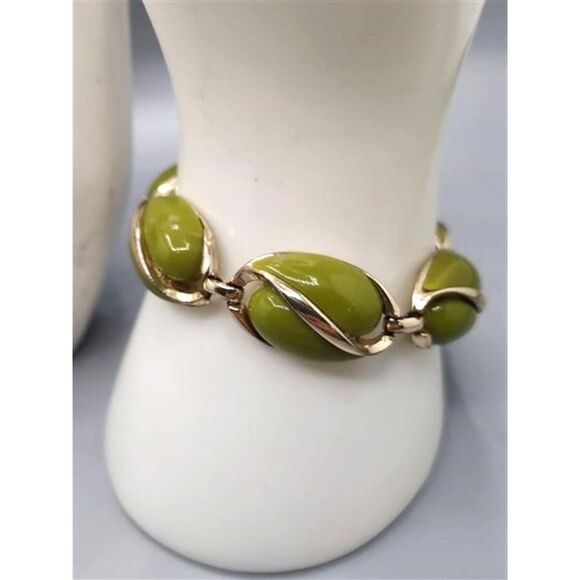 Vintage Coro Gold-tone Olive Green Thermoset Necklace and Bracelet Set - Picture 2 of 5